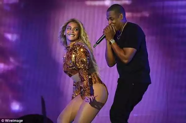 Beyonce gets flirty with husband Jay Z on stage at her final tour performance [Photos]